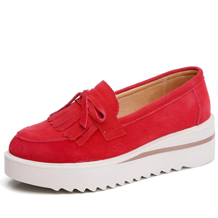 Mocassin rouge en daim pour femme, avec semelle plateforme blanche et franges décoratives sur le dessus. Chaussure tendance et confortable pour un look décontracté et élégant., 45287002013877,45287002046645,45287002079413,45287002112181,45287002144949,45287002177717,45287002210485,45287002243253,45287002276021,45287002308789,45287002341557,45287002374325,45287002407093,45287002439861,45287002472629,45287002505397,45287002538165,45287002570933,45287002603701,45287002636469,45287002669237,4528700270200