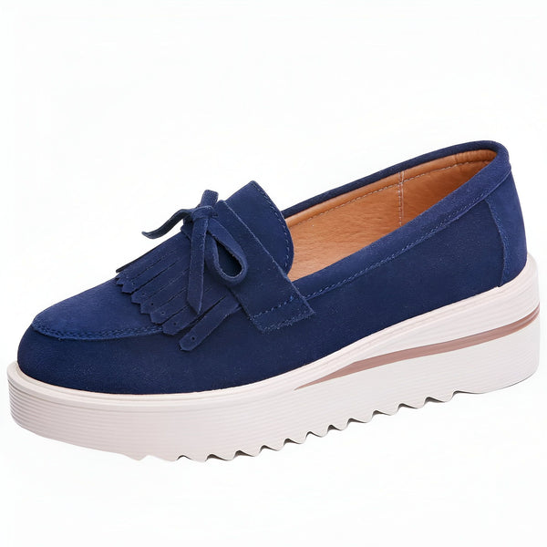 Mocassin bleu marine pour femme, avec semelle compensée blanche. Détails : franges et petit nœud décoratif sur le dessus. Chaussure décontractée et confortable., 45287002013877,45287002046645,45287002079413,45287002112181,45287002144949,45287002177717,45287002210485,45287002243253,45287002276021,45287002308789,45287002341557,45287002374325,45287002407093,45287002439861,45287002472629,45287002505397,45287002538165,45287002570933,45287002603701,45287002636469,45287002669237,45287002702005,452870027347