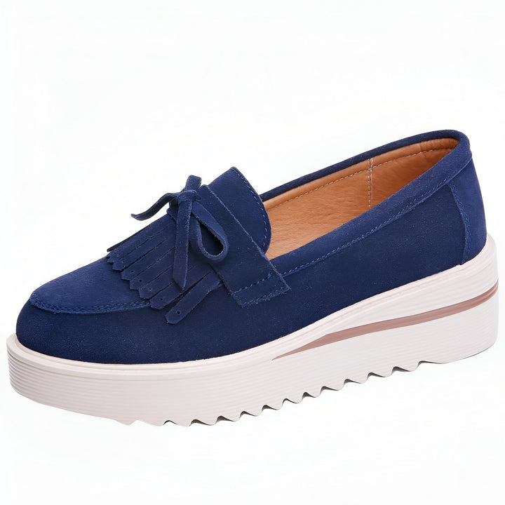 Mocassin bleu marine pour femme, avec semelle compensée blanche. Détails : franges et petit nœud décoratif sur le dessus. Chaussure décontractée et confortable., 45287002013877,45287002046645,45287002079413,45287002112181,45287002144949,45287002177717,45287002210485,45287002243253,45287002276021,45287002308789,45287002341557,45287002374325,45287002407093,45287002439861,45287002472629,45287002505397,45287002538165,45287002570933,45287002603701,45287002636469,45287002669237,45287002702005,452870027347