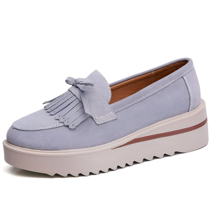 Mocassin plateforme gris pour femme avec détails à franges et petit nœud. Chaussures décontractées et confortables., 45287002013877,45287002046645,45287002079413,45287002112181,45287002144949,45287002177717,45287002210485,45287002243253,45287002276021,45287002308789,45287002341557,45287002374325,45287002407093,45287002439861,45287002472629,45287002505397,45287002538165,45287002570933,45287002603701,45287002636469,45287002669237,45287002702005,45287002734773,45287002767541,45287002800309,4528700283307