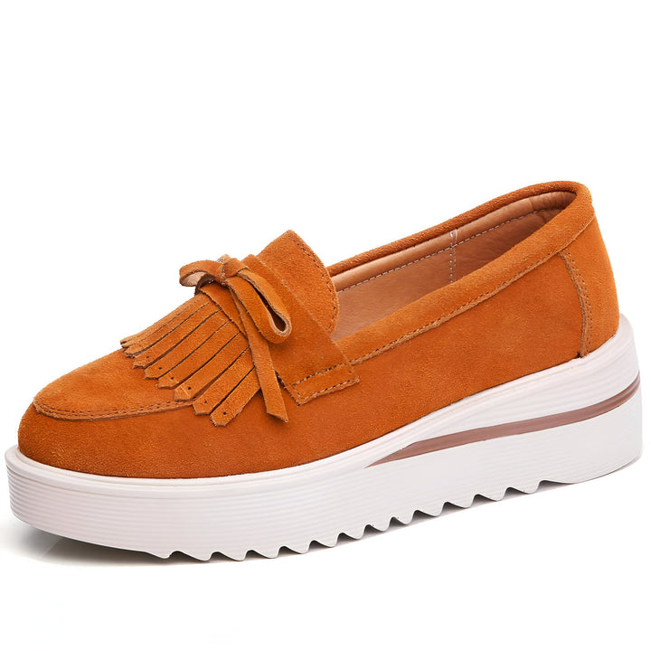 Mocassin compensé en daim orange avec nœud et franges. Chaussure femme confortable et élégante, idéale pour un look décontracté chic. Semelle blanche moderne., 45287002013877,45287002046645,45287002079413,45287002112181,45287002144949,45287002177717,45287002210485,45287002243253,45287002276021,45287002308789,45287002341557,45287002374325,45287002407093,45287002439861,45287002472629,45287002505397,45287002538165,45287002570933,45287002603701,45287002636469,45287002669237,45287002702005,4528700273477