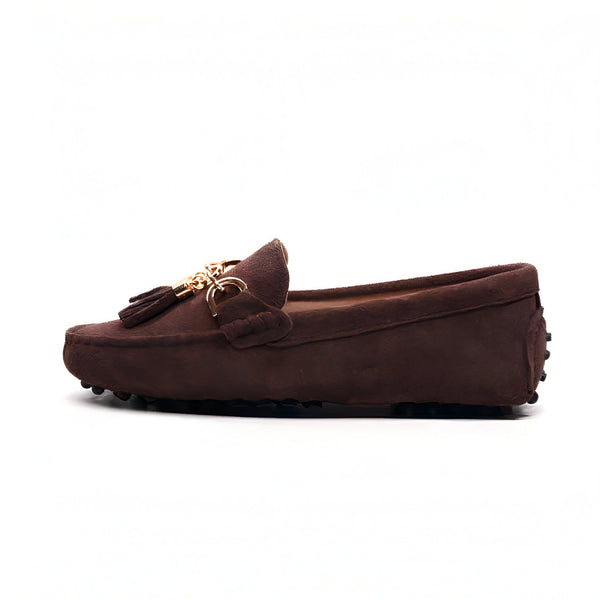 Mocassin marron en daim pour femme, avec des glands décoratifs et une boucle dorée sur le dessus. Chaussure élégante et confortable, idéale pour un look décontracté chic. Vue de profil., 45287121944757,45287121977525,45287122010293,45287122043061,45287122075829,45287122108597,45287122141365,45287122174133,45287122206901,45287122239669,45287122272437,45287122305205,45287122337973,45287122370741,45287122403509,45287122436277,45287122469045,45287122501813,45287122534581,45287122567349,45287122600117,4