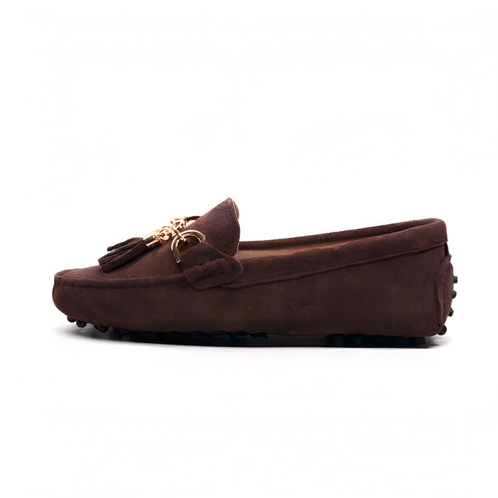 Mocassin marron en daim pour femme, avec des glands décoratifs et une boucle dorée sur le dessus. Chaussure élégante et confortable, idéale pour un look décontracté chic. Vue de profil., 45287121944757,45287121977525,45287122010293,45287122043061,45287122075829,45287122108597,45287122141365,45287122174133,45287122206901,45287122239669,45287122272437,45287122305205,45287122337973,45287122370741,45287122403509,45287122436277,45287122469045,45287122501813,45287122534581,45287122567349,45287122600117,4