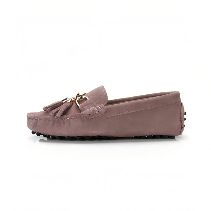 Mocassin en daim rose avec détails dorés et pompons. Chaussure élégante pour femme, vue de profil sur fond blanc. Mode et confort., 45287121944757,45287121977525,45287122010293,45287122043061,45287122075829,45287122108597,45287122141365,45287122174133,45287122206901,45287122239669,45287122272437,45287122305205,45287122337973,45287122370741,45287122403509,45287122436277,45287122469045,45287122501813,45287122534581,45287122567349,45287122600117,45287122632885,45287122665653,45287122698421,45287122731189