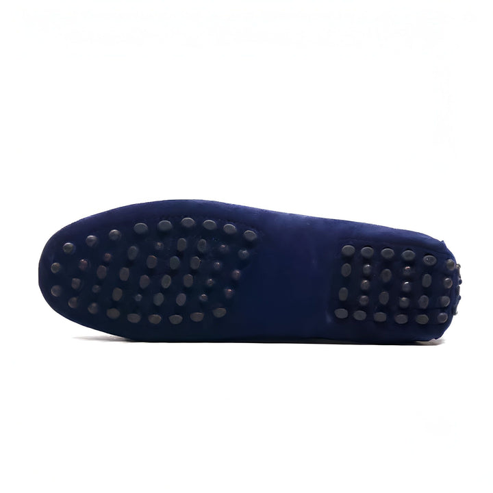 Semelle de mocassin bleu marine avec picots en caoutchouc noir pour une meilleure adhérence. Chaussure élégante et confortable, idéale pour la conduite. Vue de dessous, design antidérapant., 45287121944757,45287121977525,45287122010293,45287122043061,45287122075829,45287122108597,45287122141365,45287122174133,45287122206901,45287122239669,45287122272437,45287122305205,45287122337973,45287122370741,45287122403509,45287122436277,45287122469045,45287122501813,45287122534581,45287122567349,45287122600117