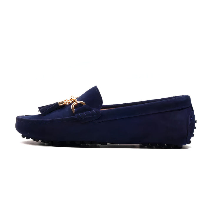 Mocassin bleu marine en daim avec ornement doré et glands, chaussure élégante et confortable pour hommes et femmes. Idéal pour un look décontracté chic., 45287125450933,45287125483701,45287125516469,45287125549237,45287125582005,45287125614773,45287125647541,45287125680309,45287125713077,45287125745845,45287125778613,45287125811381,45287125844149,45287125876917,45287125909685,45287125942453,45287125975221,45287126007989,45287126040757,45287126073525,45287126106293,45287126139061,45287126171829,45287