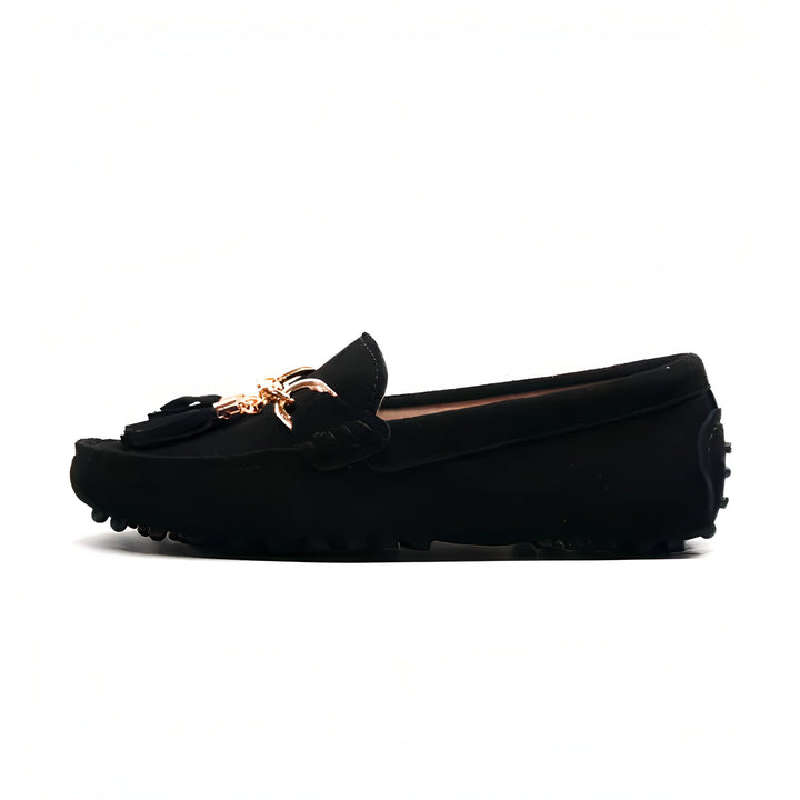 Mocassin noir pour femme avec chaîne dorée décorative et détails de glands. Chaussure basse en daim, élégante et confortable. Idéale pour un look décontracté chic., 45287125450933,45287125483701,45287125516469,45287125549237,45287125582005,45287125614773,45287125647541,45287125680309,45287125713077,45287125745845,45287125778613,45287125811381,45287125844149,45287125876917,45287125909685,45287125942453,45287125975221,45287126007989,45287126040757,45287126073525,45287126106293,45287126139061,452871