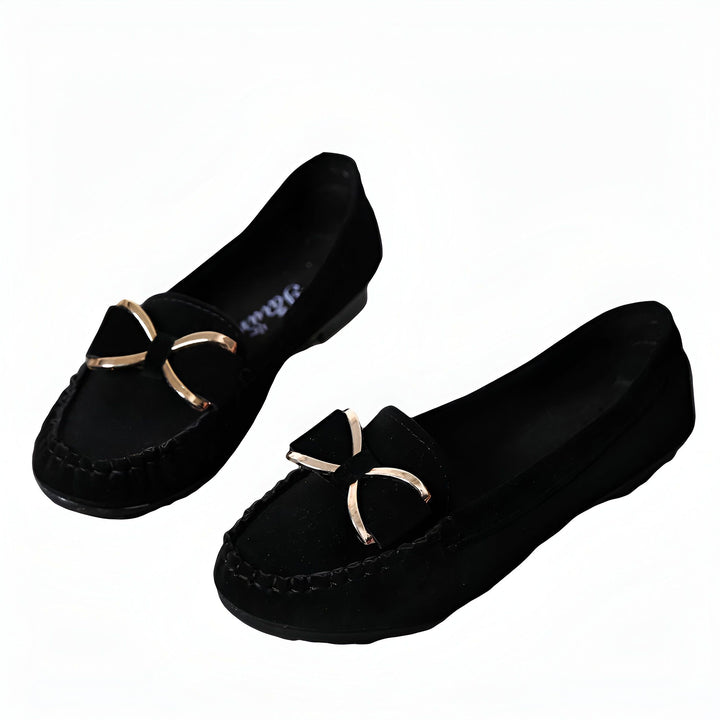 Mocassins noirs élégants avec nœud décoratif doré. Chaussures plates décontractées et chics., 45286794854581,45286794887349,45286794920117,45286794952885,45286794985653,45286795018421,45286795051189