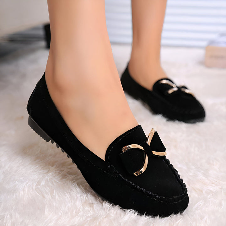 Mocassins noirs pour femmes avec nœud décoratif doré. Chaussures élégantes et confortables, idéales pour un look décontracté chic. Détail mode avec un nœud or sur le dessus., 45286794854581,45286794887349,45286794920117,45286794952885,45286794985653,45286795018421,45286795051189