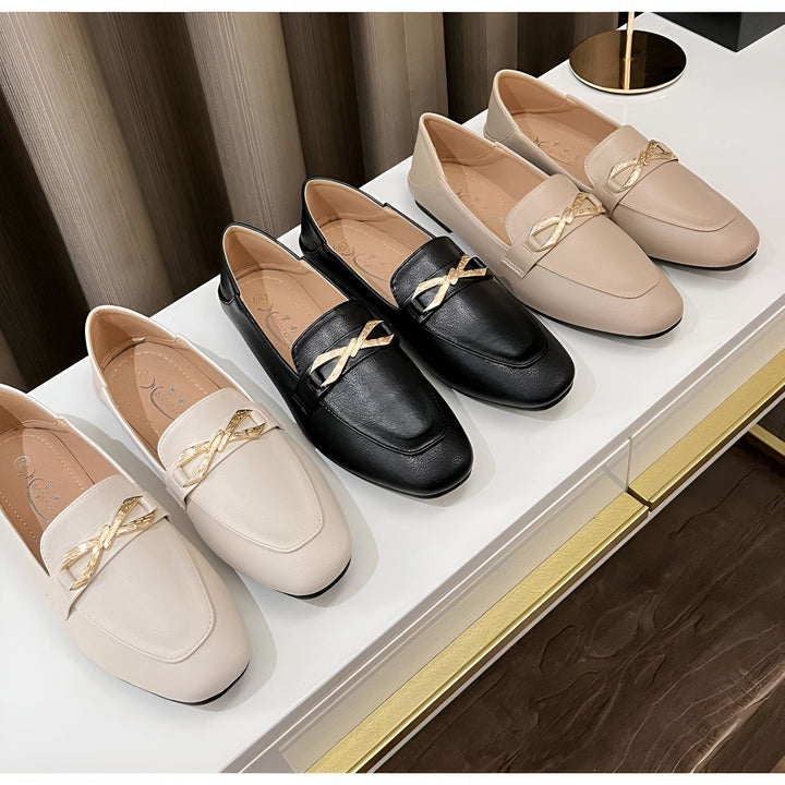 Gros plan de rangées de mocassins pour femmes en cuir beige, noir et blanc cassé avec boucle dorée décorative. Chaussures plates élégantes et confortables., 45286862291125,45286862323893,45286862356661,45286862389429,45286862422197,45286862454965,45286862487733,45286862520501,45286862553269,45286862586037,45286862618805,45286862651573,45286862684341,45286862717109,45286862749877,45286862782645,45286862815413,45286862848181