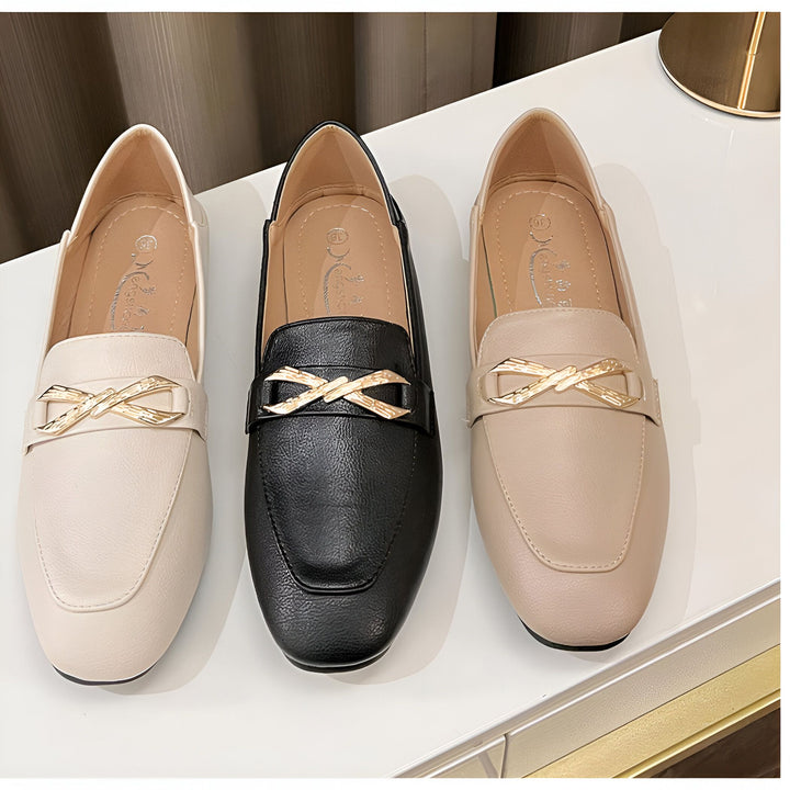 Trois mocassins pour femmes alignés : beige clair, noir et beige, avec une boucle décorative dorée. Chaussures élégantes et confortables., 45286862291125,45286862323893,45286862356661,45286862389429,45286862422197,45286862454965,45286862487733,45286862520501,45286862553269,45286862586037,45286862618805,45286862651573,45286862684341,45286862717109,45286862749877,45286862782645,45286862815413,45286862848181