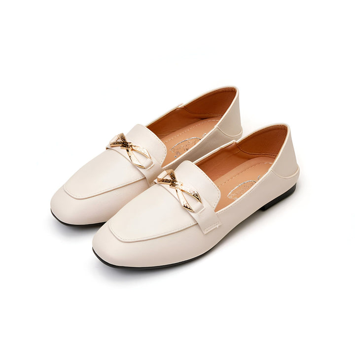 Paire de mocassins plats couleur crème avec détails dorés. Chaussures élégantes et confortables pour femme, idéales pour une tenue décontractée ou professionnelle. Mode féminine, souliers tendance., 45286862291125,45286862323893,45286862356661,45286862389429,45286862422197,45286862454965,45286862487733,45286862520501,45286862553269,45286862586037,45286862618805,45286862651573,45286862684341,45286862717109,45286862749877,45286862782645,45286862815413,45286862848181