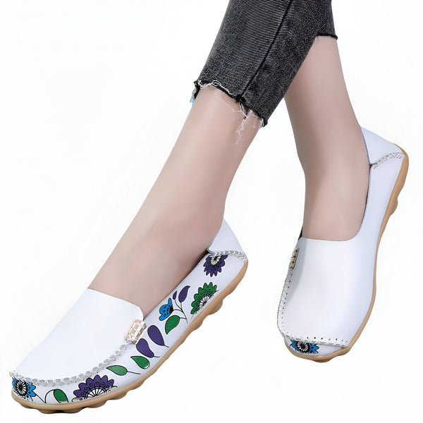 Chaussures bateau blanches à motifs floraux portées par une femme en jean. Confort et style décontracté. Idéales pour le printemps et l'été., 45286851346613,45286851379381,45286851412149,45286851444917,45286851477685,45286851510453,45286851543221,45286851575989,45286851608757,45286851641525,45286851674293,45286851707061,45286851739829,45286851772597,45286851805365,45286851838133,45286851870901,45286851903669,45286851936437,45286851969205,45286852001973,45286852034741,45286852067509,45286852100277,4