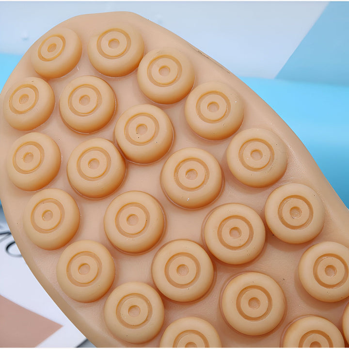 Gros plan de la semelle d'une chaussure beige, avec des motifs circulaires en relief pour une meilleure adhérence. Détail du design antidérapant., 45286851346613,45286851379381,45286851412149,45286851444917,45286851477685,45286851510453,45286851543221,45286851575989,45286851608757,45286851641525,45286851674293,45286851707061,45286851739829,45286851772597,45286851805365,45286851838133,45286851870901,45286851903669,45286851936437,45286851969205,45286852001973,45286852034741,45286852067509,45286852100277,