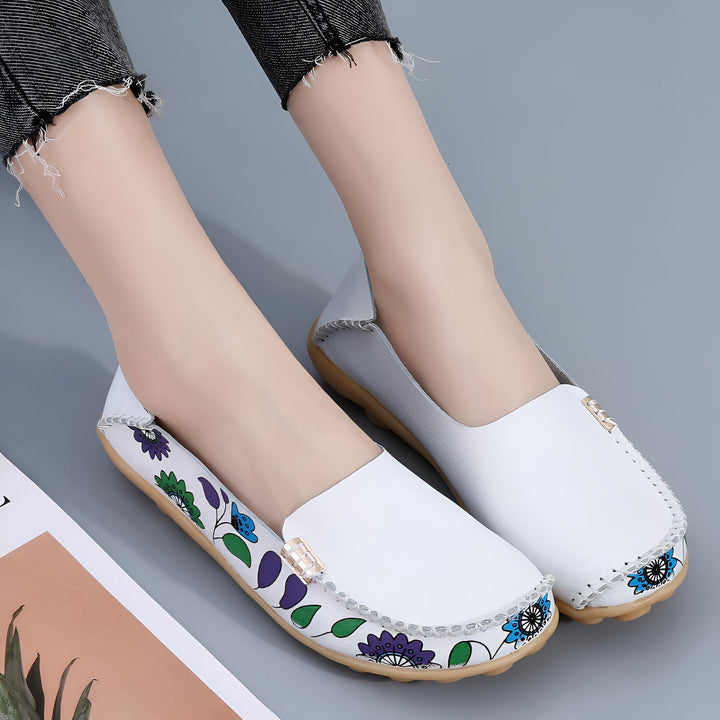 Chaussures plates blanches en cuir, décorées de motifs floraux colorés. Portées avec un jean déchiré, style décontracté et confortable. Idéales pour le printemps ou l'été., 45286851346613,45286851379381,45286851412149,45286851444917,45286851477685,45286851510453,45286851543221,45286851575989,45286851608757,45286851641525,45286851674293,45286851707061,45286851739829,45286851772597,45286851805365,45286851838133,45286851870901,45286851903669,45286851936437,45286851969205,45286852001973,45286852034