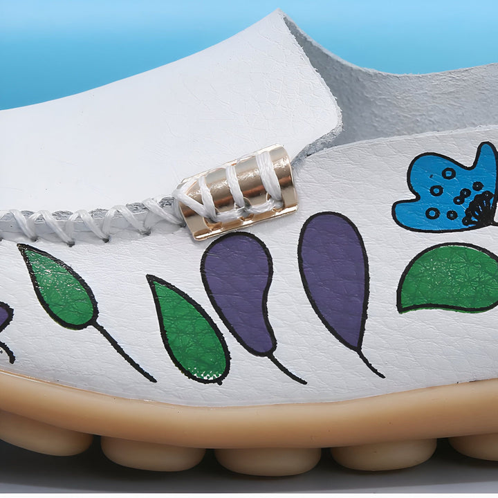 Mocassin en cuir blanc avec motif peint à la main de feuilles vertes et violettes, et un papillon bleu. Détail de la couture et d'un ornement doré. Semelle confortable. Mode printemps-été., 45286851346613,45286851379381,45286851412149,45286851444917,45286851477685,45286851510453,45286851543221,45286851575989,45286851608757,45286851641525,45286851674293,45286851707061,45286851739829,45286851772597,45286851805365,45286851838133,45286851870901,45286851903669,45286851936437,45286851969205,45286852001973,