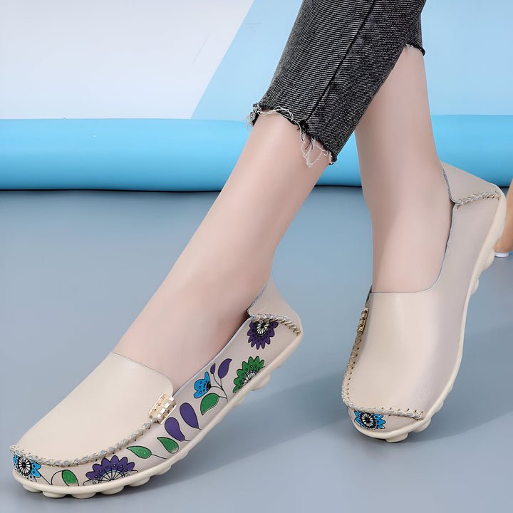 Mocassins femme beiges avec motifs floraux colorés, portés avec un jean déchiré. Chaussures élégantes et confortables pour le printemps et l'été. Idéal pour un look décontracté et tendance., 45286851346613,45286851379381,45286851412149,45286851444917,45286851477685,45286851510453,45286851543221,45286851575989,45286851608757,45286851641525,45286851674293,45286851707061,45286851739829,45286851772597,45286851805365,45286851838133,45286851870901,45286851903669,45286851936437,45286851969205,45286852