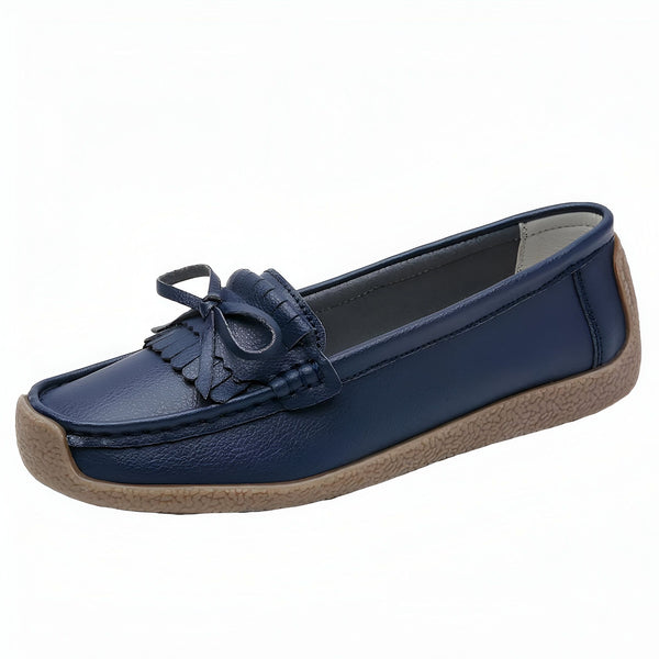 Mocassin bleu marine pour femme avec nœud et franges, semelle marron clair. Chaussure confortable et élégante., 45286998835381,45286998868149,45286998900917,45286998933685,45286998966453,45286998999221,45286999031989,45286999064757,45286999097525,45286999130293,45286999163061,45286999195829,45286999228597,45286999261365,45286999294133,45286999326901,45286999359669,45286999392437,45286999425205,45286999457973,45286999490741,45286999523509,45286999556277,45286999589045,45286999621813,45286999654581,45286