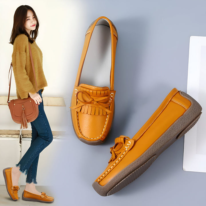 Mocassins en cuir jaune moutarde avec détail de nœud et franges. Femme portant des mocassins avec un jean et un sac à main. Chaussures confortables et élégantes., 45286998835381,45286998868149,45286998900917,45286998933685,45286998966453,45286998999221,45286999031989,45286999064757,45286999097525,45286999130293,45286999163061,45286999195829,45286999228597,45286999261365,45286999294133,45286999326901,45286999359669,45286999392437,45286999425205,45286999457973,45286999490741,45286999523509,452869995562