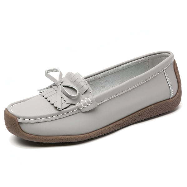 Mocassin gris pour femme avec nœud et semelle marron, idéal pour le quotidien et confortable. Chaussure basse avec détails cousus., 45286998835381,45286998868149,45286998900917,45286998933685,45286998966453,45286998999221,45286999031989,45286999064757,45286999097525,45286999130293,45286999163061,45286999195829,45286999228597,45286999261365,45286999294133,45286999326901,45286999359669,45286999392437,45286999425205,45286999457973,45286999490741,45286999523509,45286999556277,45286999589045,45286999621813,