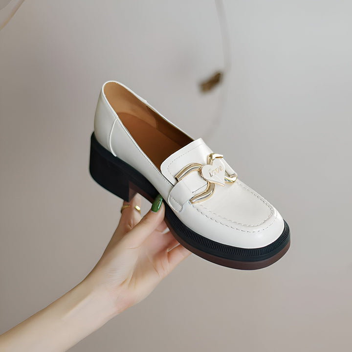 Mocassin blanc élégant avec talon compensé noir et ornement doré en forme de cœur. Chaussure de femme tendance et moderne., 45286908756149,45286908788917,45286908821685,45286908854453,45286908887221,45286908919989,45286908952757,45286908985525,45286909018293,45286909051061,45286909083829,45286909116597,45286909149365,45286909182133