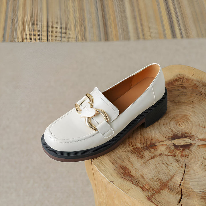Mocassin blanc élégant avec boucle dorée en forme de cœur. Chaussure en cuir pour femme avec semelle épaisse. Mode et confort., 45286908756149,45286908788917,45286908821685,45286908854453,45286908887221,45286908919989,45286908952757,45286908985525,45286909018293,45286909051061,45286909083829,45286909116597,45286909149365,45286909182133