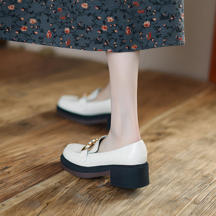 Gros plan sur des chaussures bateau blanches à talons blocs portées avec une robe fleurie., 45286908756149,45286908788917,45286908821685,45286908854453,45286908887221,45286908919989,45286908952757,45286908985525,45286909018293,45286909051061,45286909083829,45286909116597,45286909149365,45286909182133