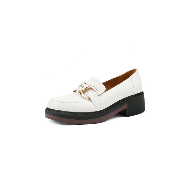 Mocassin compensé blanc avec détail doré, idéal pour un look à la fois élégant et confortable. Chaussure femme tendance, parfait pour toutes les occasions. Semelle épaisse pour un confort optimal., 45286908756149,45286908788917,45286908821685,45286908854453,45286908887221,45286908919989,45286908952757,45286908985525,45286909018293,45286909051061,45286909083829,45286909116597,45286909149365,45286909182133