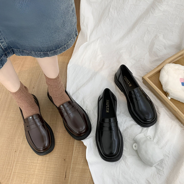 Chaussures mocassins en cuir noir et marron. Vue rapprochée de chaussures élégantes pour femmes portées avec des chaussettes couleur terre., 45286688325813,45286688358581,45286688391349,45286688424117,45286688456885,45286688489653,45286688522421,45286688555189,45286688587957,45286688620725,45286688653493,45286688686261