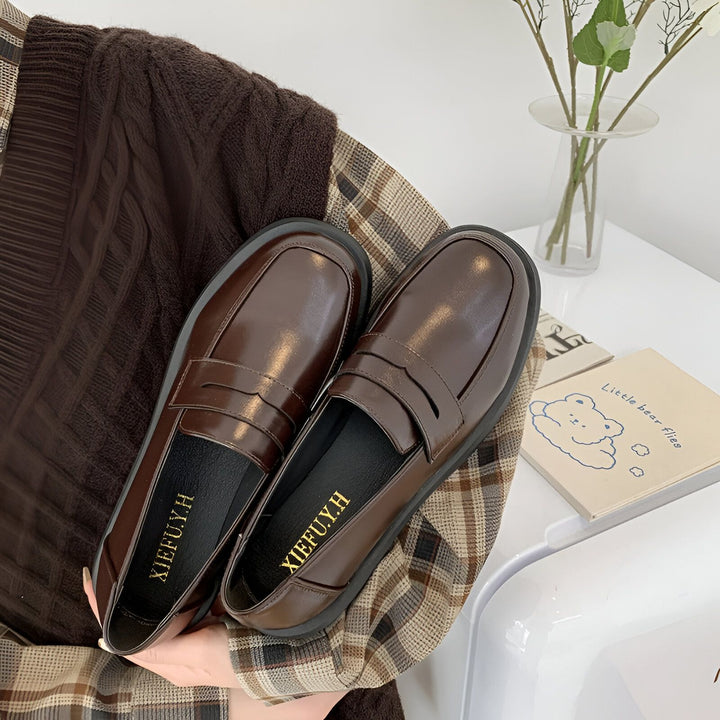 Mocassins en cuir marron avec semelles épaisses, présentés avec un cardigan marron et un chemisier à carreaux. Style automnal et élégant., 45286688325813,45286688358581,45286688391349,45286688424117,45286688456885,45286688489653,45286688522421,45286688555189,45286688587957,45286688620725,45286688653493,45286688686261