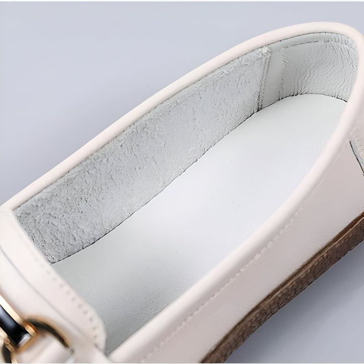 Gros plan de l'intérieur d'un mocassin en cuir blanc, montrant une semelle intérieure blanche et une doublure intérieure confortable grise. Idéal pour mettre en valeur le confort et la qualité d'une chaussure élégante., 45286854164661,45286854197429,45286854230197,45286854262965,45286854295733,45286854328501,45286854361269,45286854394037,45286854426805,45286854459573,45286854492341,45286854525109,45286854557877,45286854590645,45286854623413,45286854656181,45286854688949,45286854721717,4528685475448