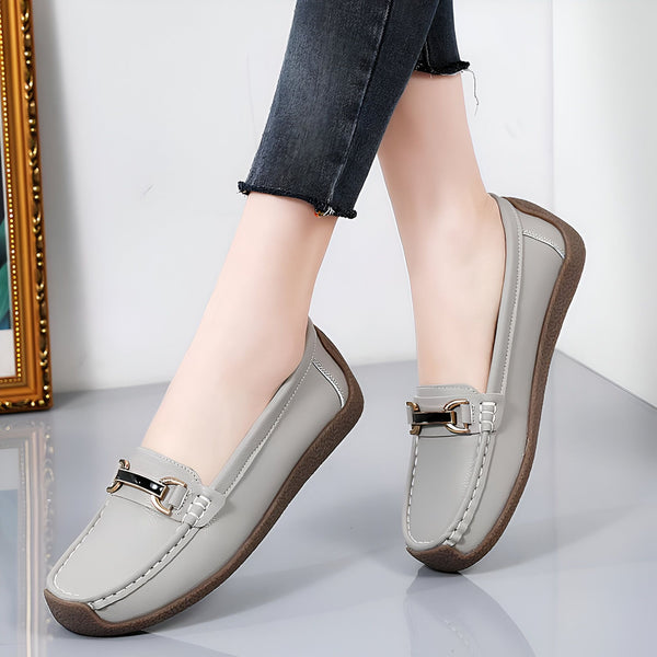 Gros plan de mocassins gris portés avec un jean. Chaussures en cuir pour femmes avec boucle décorative dorée. Mode confortable et élégante., 45286854164661,45286854197429,45286854230197,45286854262965,45286854295733,45286854328501,45286854361269,45286854394037,45286854426805,45286854459573,45286854492341,45286854525109,45286854557877,45286854590645,45286854623413,45286854656181,45286854688949,45286854721717,45286854754485,45286854787253,45286854820021,45286854852789,45286854885557,45286854918325,4528