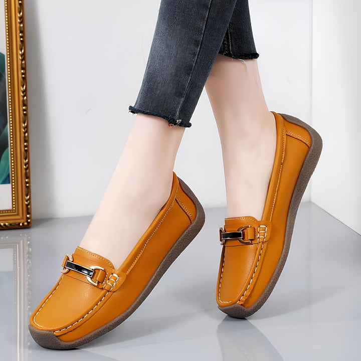 Mocassins en cuir couleur miel avec boucle décorative. Chaussures confortables portées avec un jean gris. Style décontracté et élégant., 45286854164661,45286854197429,45286854230197,45286854262965,45286854295733,45286854328501,45286854361269,45286854394037,45286854426805,45286854459573,45286854492341,45286854525109,45286854557877,45286854590645,45286854623413,45286854656181,45286854688949,45286854721717,45286854754485,45286854787253,45286854820021,45286854852789,45286854885557,45286854918325,4528685