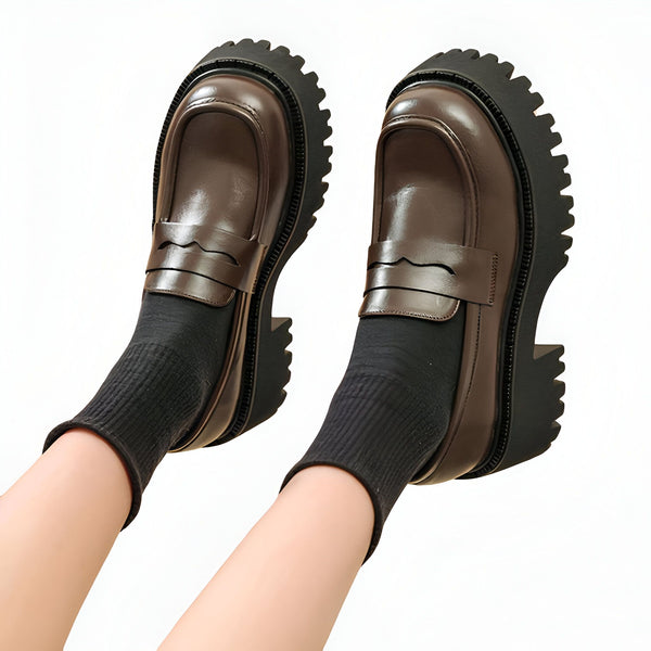 Vue rapprochée de mocassins marron avec une semelle épaisse crantée noire, portés avec des chaussettes noires. Chaussures tendance., 45286831423669,45286831456437,45286831489205,45286831521973,45286831554741