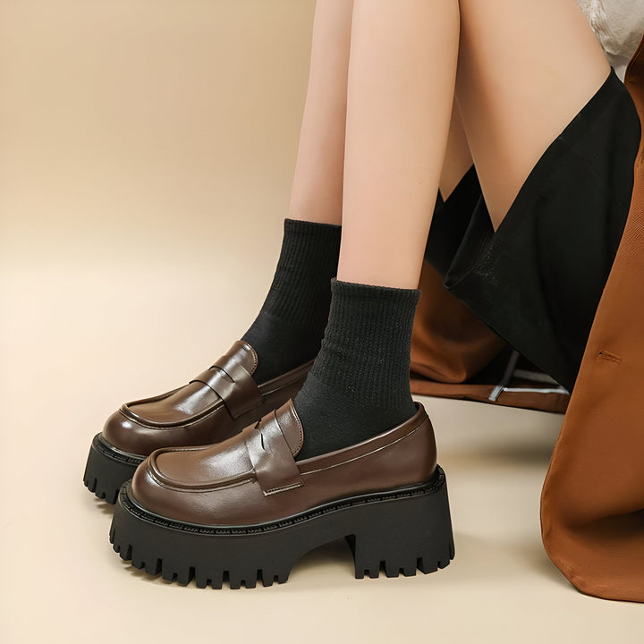 Gros plan sur des mocassins à plateforme marron avec des chaussettes noires. Chaussures de mode pour femmes., 45286831423669,45286831456437,45286831489205,45286831521973,45286831554741