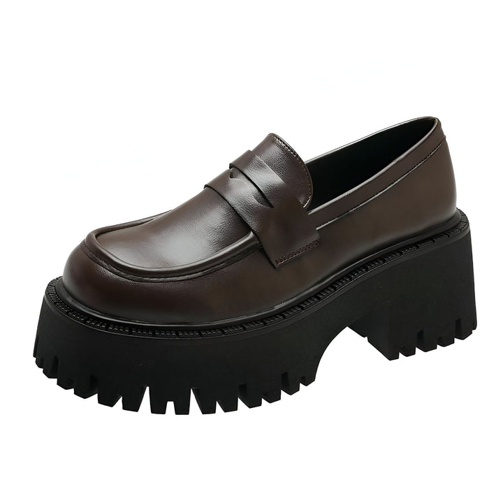 Mocassin plateforme marron foncé pour femme, avec semelle noire à crampons. Chaussure élégante et tendance, vue de profil., 45286831423669,45286831456437,45286831489205,45286831521973,45286831554741