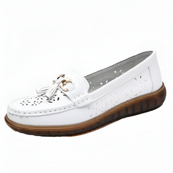 Mocassin blanc en cuir avec détails ajourés et semelle marron. Ornement doré et glands décoratifs. Chaussure femme élégante et confortable., 45287000506549,45287000539317,45287000572085,45287000604853,45287000637621,45287000670389,45287000703157,45287000735925,45287000768693,45287000801461,45287000834229,45287000866997,45287000899765,45287000932533,45287000965301,45287000998069,45287001030837,45287001063605,45287001096373,45287001129141,45287001161909,45287001194677,45287001227445,45287001260213