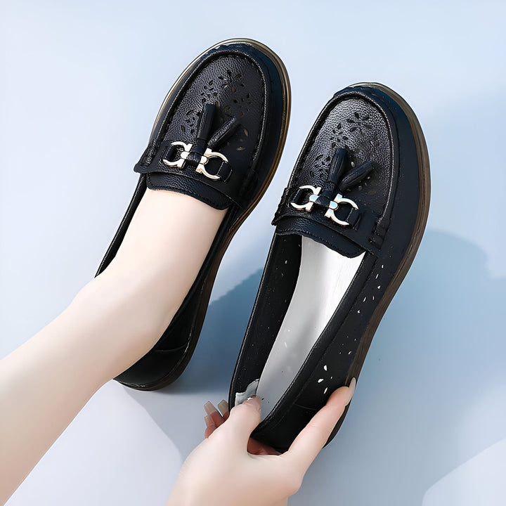 Mocassins noirs en cuir pour femmes, décorés de motifs perforés et d'un ornement métallique doré. Chaussures élégantes et confortables, parfaites pour le printemps et l'été., 45287000506549,45287000539317,45287000572085,45287000604853,45287000637621,45287000670389,45287000703157,45287000735925,45287000768693,45287000801461,45287000834229,45287000866997,45287000899765,45287000932533,45287000965301,45287000998069,45287001030837,45287001063605,45287001096373,45287001129141,45287001161909,45287001194