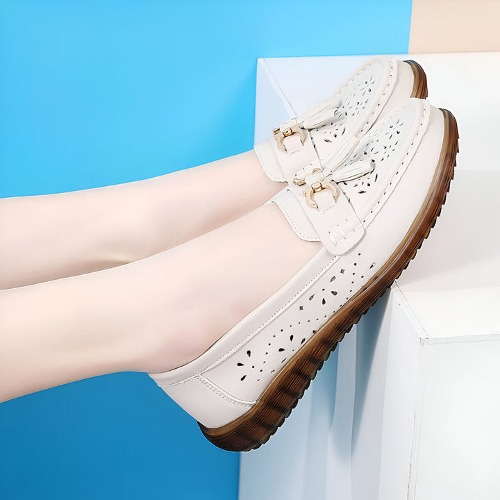 Vue rapprochée de mocassins en cuir blanc pour femmes, ornés de détails perforés et d'une boucle dorée. Parfaits pour un look décontracté et élégant. Chaussures confortables avec une semelle marron contrastée., 45287000506549,45287000539317,45287000572085,45287000604853,45287000637621,45287000670389,45287000703157,45287000735925,45287000768693,45287000801461,45287000834229,45287000866997,45287000899765,45287000932533,45287000965301,45287000998069,45287001030837,45287001063605,45287001096373,4528