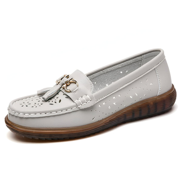 Mocassin gris en cuir perforé avec détail doré et talon compensé marron. Chaussure d'été confortable et élégante., 45287000506549,45287000539317,45287000572085,45287000604853,45287000637621,45287000670389,45287000703157,45287000735925,45287000768693,45287000801461,45287000834229,45287000866997,45287000899765,45287000932533,45287000965301,45287000998069,45287001030837,45287001063605,45287001096373,45287001129141,45287001161909,45287001194677,45287001227445,45287001260213