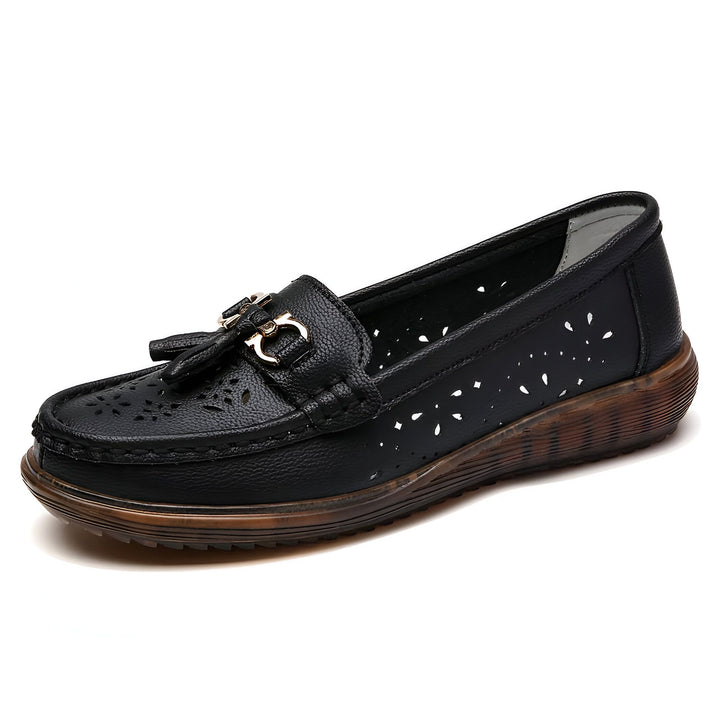 Mocassin noir pour femmes avec détail ajouré, ornement doré et semelle compensée. Chaussure confortable et élégante, idéale pour le quotidien., 45287000506549,45287000539317,45287000572085,45287000604853,45287000637621,45287000670389,45287000703157,45287000735925,45287000768693,45287000801461,45287000834229,45287000866997,45287000899765,45287000932533,45287000965301,45287000998069,45287001030837,45287001063605,45287001096373,45287001129141,45287001161909,45287001194677,45287001227445,45287001260213