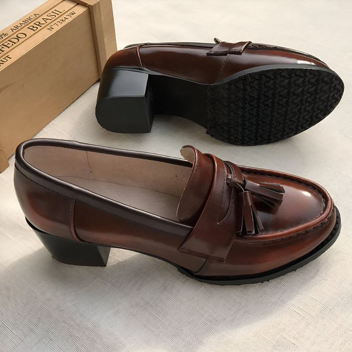 Mocassins à talons épais en cuir marron brillant avec glands décoratifs. Élégantes chaussures pour femmes présentées avec une boîte de café en arrière-plan., 45287057490101,45287057522869,45287057555637,45287057588405,45287057621173,45287057653941,45287057686709,45287057719477,45287057752245,45287057785013,45287057817781,45287057850549,45287057883317,45287057916085,45287057948853,45287057981621,45287058014389,45287058047157,45287058079925,45287058112693,45287058145461,45287058178229,452870582109
