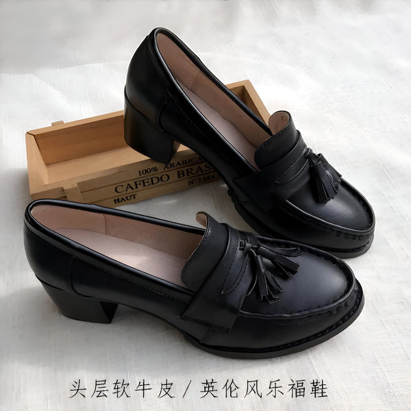 Deux mocassins noirs à talons sur une table, un sur une boîte en bois. Chaussures en cuir élégantes avec glands. Mode féminine, chaussures de ville., 45287057490101,45287057522869,45287057555637,45287057588405,45287057621173,45287057653941,45287057686709,45287057719477,45287057752245,45287057785013,45287057817781,45287057850549,45287057883317,45287057916085,45287057948853,45287057981621,45287058014389,45287058047157,45287058079925,45287058112693,45287058145461,45287058178229,45287058210997,4528705824