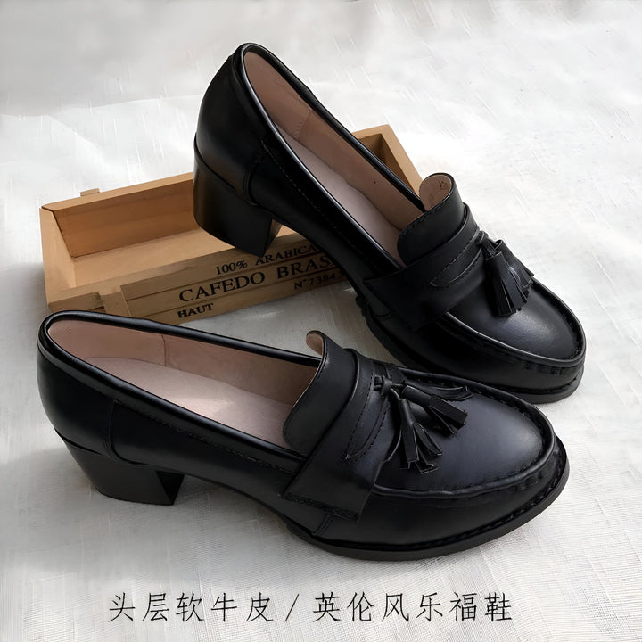 Deux mocassins noirs à talons sur une table, un sur une boîte en bois. Chaussures en cuir élégantes avec glands. Mode féminine, chaussures de ville., 45287057490101,45287057522869,45287057555637,45287057588405,45287057621173,45287057653941,45287057686709,45287057719477,45287057752245,45287057785013,45287057817781,45287057850549,45287057883317,45287057916085,45287057948853,45287057981621,45287058014389,45287058047157,45287058079925,45287058112693,45287058145461,45287058178229,45287058210997,4528705824