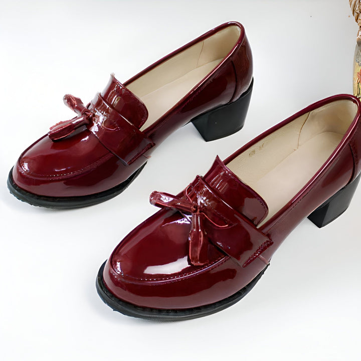Deux mocassins vernis bordeaux à talons blocs noirs avec décorations à glands. Chaussures élégantes pour femme., 45287057490101,45287057522869,45287057555637,45287057588405,45287057621173,45287057653941,45287057686709,45287057719477,45287057752245,45287057785013,45287057817781,45287057850549,45287057883317,45287057916085,45287057948853,45287057981621,45287058014389,45287058047157,45287058079925,45287058112693,45287058145461,45287058178229,45287058210997,45287058243765,45287058276533,45287058309301,45