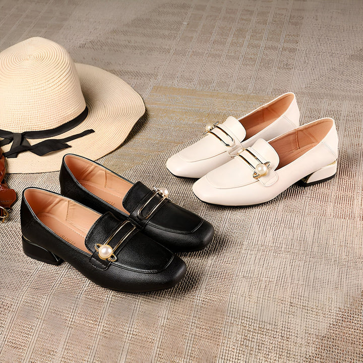 Deux paires d'élégants mocassins en cuir, noir et blanc, ornés de détails dorés et de perles. Un chapeau de paille à ruban noir ajoute une touche chic à l'ensemble., 45286900760757,45286900793525,45286900826293,45286900859061,45286900891829,45286900924597,45286900957365,45286900990133,45286901022901,45286901055669,45286901088437,45286901121205,45286901153973,45286901186741,45286901219509,45286901252277,45286901285045,45286901317813,45286901350581,45286901383349,45286901416117,45286901448885,4528690