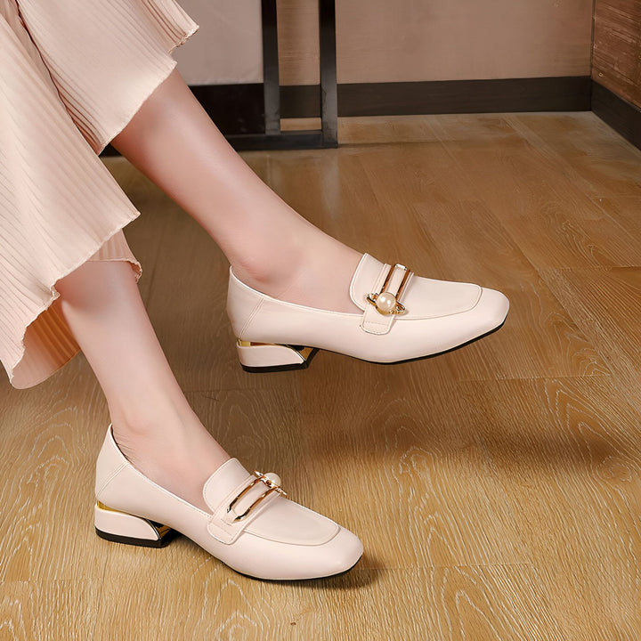 Gros plan sur des mocassins beiges en cuir portés par une femme. Les chaussures ont un détail doré et une perle., 45286900760757,45286900793525,45286900826293,45286900859061,45286900891829,45286900924597,45286900957365,45286900990133,45286901022901,45286901055669,45286901088437,45286901121205,45286901153973,45286901186741,45286901219509,45286901252277,45286901285045,45286901317813,45286901350581,45286901383349,45286901416117,45286901448885,45286901481653,45286901514421