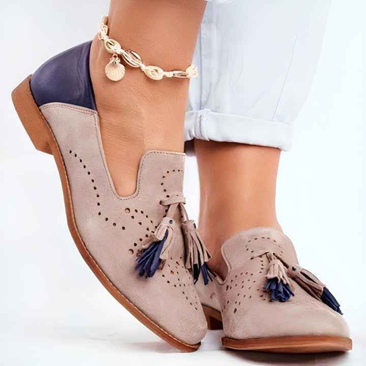 Chaussures mocassins beiges en daim avec franges et talon bleu marine. Détail bracelet de cheville coquillage. Mode femme printemps-été., 45286987890869,45286987923637,45286987956405,45286987989173,45286988021941,45286988054709,45286988087477,45286988120245