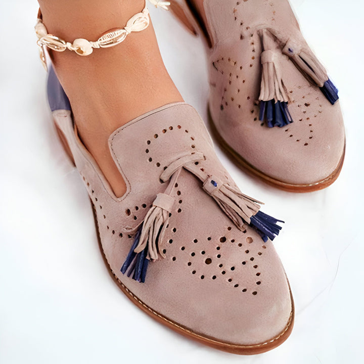 Mocassins beiges en daim avec perforations et pompons bleus, portés avec une chevillère de coquillages. Chaussures élégantes et confortables pour femme., 45286987890869,45286987923637,45286987956405,45286987989173,45286988021941,45286988054709,45286988087477,45286988120245