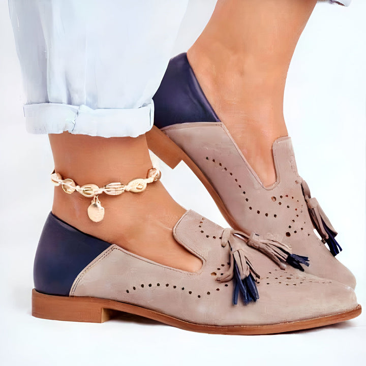 Gros plan sur des mocassins beiges et bleu marine portés avec une cheville ornée d'un bracelet de cheville doré à coquillages. Chaussures confortables et élégantes, parfaites pour le printemps ou l'été. Mode chaussures femme., 45286987890869,45286987923637,45286987956405,45286987989173,45286988021941,45286988054709,45286988087477,45286988120245